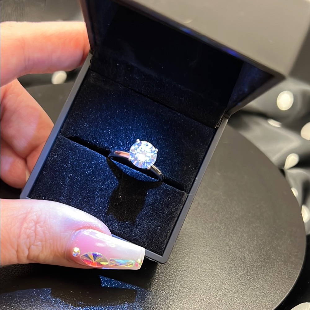 GENUINE 3.0 Carat Moissanite Certified💎
S925  Four Prong Solitaire Ring💎